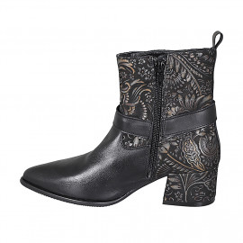 Woman's pointy ankle boot... 2