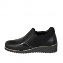 Scarpa accollata da donna con elastici in pelle, camoscio e vernice nera zeppa 4 - Misure disponibili: 32