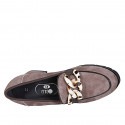 Mocassin pour femmes avec chaîne en daim taupe talon 6 - Pointures disponibles:  43, 45