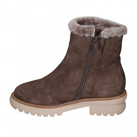 Woman's ankle boot with zipper and fur lining in brown suede heel 4 - Available sizes:  42 2