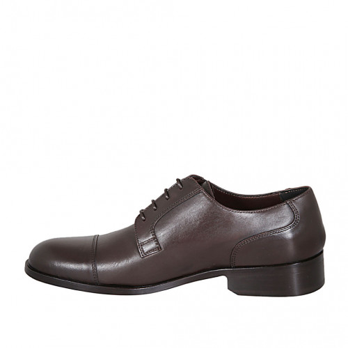 Eleganter Herrenderbyschuh mit Schnürsenkeln und Kappe aus braunem Leder