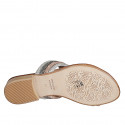 Chanclas de dedo para mujer en piel cognac con estrás plateado, gris y cobrizo tacon 2 - Tallas disponibles:  