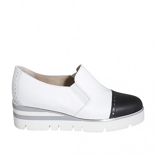 Woman's highfronted shoe in white and black leather with elastics and captoe wedge heel 4 - Available sizes:  34, 35, 42, 44, 46