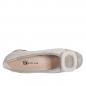 Escarpin pour femmes avec accessoire en daim sable et gris talon 3 - Pointures disponibles:  33, 35, 45