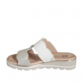 Sabot da donna con elastico e bottone in pelle bianca e platino zeppa 3 - Misure disponibili: 35 2