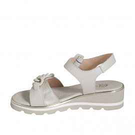Sandale pour femmes avec courroie et chaîne en cuir beige et platine talon compensé 4 - Pointures disponibles:  35 2