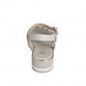 Sandale pour femmes avec courroie et chaîne en cuir beige et platine talon compensé 4 - Pointures disponibles:  34, 35, 42, 43, 44