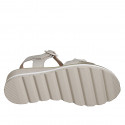 Sandale pour femmes avec courroie et chaîne en cuir beige et platine talon compensé 4 - Pointures disponibles:  34, 35, 42, 43, 44