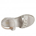 Sandale pour femmes avec courroie et chaîne en cuir beige et platine talon compensé 4 - Pointures disponibles:  34, 35, 42, 43, 44