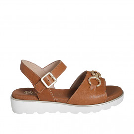 Sandale pour femmes avec accessoire et courroie en cuir cognac talon compensé 3 - Pointures disponibles:  32, 33, 34, 35, 42, 43, 45, 46
