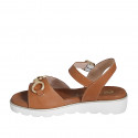 Sandale pour femmes avec accessoire et courroie en cuir cognac talon compensé 3 - Pointures disponibles:  32, 33, 34, 42, 43, 45, 46