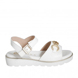 Sandale pour femmes avec accessoire et courroie en cuir blanc talon compensé 3 - Pointures disponibles:  32, 33, 35, 42, 43, 44, 45