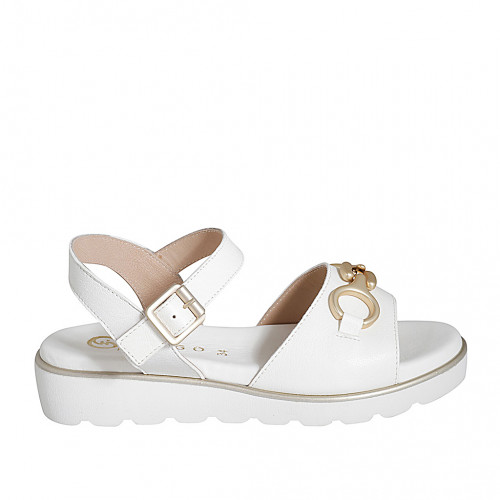Sandale pour femmes avec accessoire et courroie en cuir blanc talon compensé 3 - Pointures disponibles:  32, 33, 35, 42, 43, 44, 45