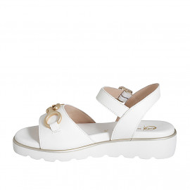 Sandale pour femmes avec accessoire et courroie en cuir blanc talon compensé 3 - Pointures disponibles:  32, 35 2