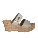 Mule para mujer en piel gris y gamuza laminada beis con cierre en velcro, plataforma y cuña 7 - Tallas disponibles:  31, 33, 35