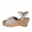 Sandale en daim lamé beige, rose, gris et cuir lamé argent avec courroie, plateforme et talon compensé 7 - Pointures disponibles:  31, 32, 34, 35, 42, 43, 45