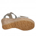 Sandale pour femmes en cuir et daim laminé beige avec courroie, plateforme et velcro talon compensé 7 - Pointures disponibles:  31, 32, 34, 35, 42, 43, 45