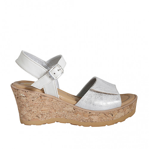Sandale pour femmes en cuir blanc et daim laminé argent avec courroie, plateforme et velcro talon compensé 7 - Pointures disponibles:  31, 32, 33, 34, 35, 42, 43, 45