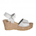 Sandale pour femmes en cuir blanc et daim laminé argent avec courroie, plateforme et velcro talon compensé 7 - Pointures disponibles:  31, 32, 33, 34, 35, 42, 43, 45