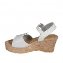 Sandale pour femmes en cuir blanc et daim laminé argent avec courroie, plateforme et velcro talon compensé 7 - Pointures disponibles:  31, 32, 33, 34, 35, 42, 43, 45