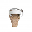 Sandale pour femmes en cuir blanc et daim laminé argent avec courroie, plateforme et velcro talon compensé 7 - Pointures disponibles:  31, 32, 33, 34, 35, 42, 43, 45