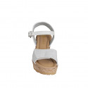 Sandale pour femmes en cuir blanc et daim laminé argent avec courroie, plateforme et velcro talon compensé 7 - Pointures disponibles:  31, 32, 33, 34, 35, 42, 43, 45