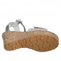 Sandalo da donna in pelle bianca e camoscio laminato argento con cinturino, plateau e velcro zeppa 7 - Misure disponibili: 31, 32, 33, 34, 35, 42, 43, 45