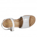 Sandale pour femmes en cuir blanc et daim laminé argent avec courroie, plateforme et velcro talon compensé 7 - Pointures disponibles:  31, 32, 33, 34, 35, 42, 43, 45