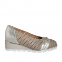 Décolleté da donna con plantare estraibile e accessorio in pelle forata beige e laminata platino zeppa 4 - Misure disponibili: 42