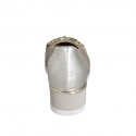 Escarpin pour femmes avec semelle amovible et accessoire en cuir perforé beige et laminé platine talon compensé 4 - Pointures disponibles:  32, 33, 34, 35, 42, 43