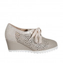 Scarpa stringata da donna in pelle forata beige e camoscio laminato platino con plantare estraibile zeppa 6 - Misure disponibili: 32, 43