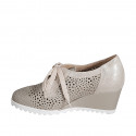 Scarpa stringata da donna in pelle forata beige e camoscio laminato platino con plantare estraibile zeppa 6 - Misure disponibili: 32, 43