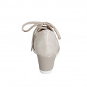 Scarpa stringata da donna in pelle forata beige e camoscio laminato platino con plantare estraibile zeppa 6 - Misure disponibili: 32, 43