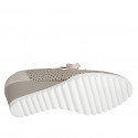 Scarpa stringata da donna in pelle forata beige e camoscio laminato platino con plantare estraibile zeppa 6 - Misure disponibili: 32, 43