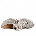 Scarpa stringata da donna in pelle forata beige e camoscio laminato platino con plantare estraibile zeppa 6 - Misure disponibili: 32, 43