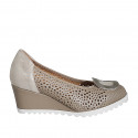 Escarpin pour femmes avec semelle amovible et accessoire en cuir perforé beige et daim laminé platine talon compensé 6 - Pointures disponibles:  33, 34, 35