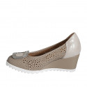 Escarpin pour femmes avec semelle amovible et accessoire en cuir perforé beige et daim laminé platine talon compensé 6 - Pointures disponibles:  33, 34, 35