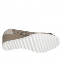 Escarpin pour femmes avec semelle amovible et accessoire en cuir perforé beige et daim laminé platine talon compensé 6 - Pointures disponibles:  33, 34, 35