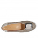 Escarpin pour femmes avec semelle amovible et accessoire en cuir perforé beige et daim laminé platine talon compensé 6 - Pointures disponibles:  33, 34, 35