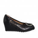 Escarpin pour femmes avec semelle amovible et accessoire en cuir et cuir perforé noir talon compensé 6 - Pointures disponibles:  32, 33, 34