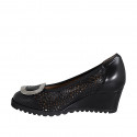 Escarpin pour femmes avec semelle amovible et accessoire en cuir et cuir perforé noir talon compensé 6 - Pointures disponibles:  32, 33, 34