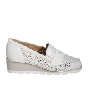 Scarpa accollata da donna con elastici e plantare estraibile in pelle forata crema e camoscio laminato argento zeppa 4 - Misure disponibili: 32, 42, 45, 46
