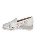 Scarpa accollata da donna con elastici e plantare estraibile in pelle forata crema e camoscio laminato argento zeppa 4 - Misure disponibili: 32, 42, 45, 46