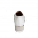 Scarpa accollata da donna con elastici e plantare estraibile in pelle forata crema e camoscio laminato argento zeppa 4 - Misure disponibili: 32, 42, 45, 46