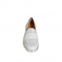 Scarpa accollata da donna con elastici e plantare estraibile in pelle forata crema e camoscio laminato argento zeppa 4 - Misure disponibili: 32, 42, 45, 46