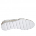 Scarpa accollata da donna con elastici e plantare estraibile in pelle forata crema e camoscio laminato argento zeppa 4 - Misure disponibili: 32, 42, 45, 46