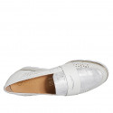 Scarpa accollata da donna con elastici e plantare estraibile in pelle forata crema e camoscio laminato argento zeppa 4 - Misure disponibili: 32, 42, 45, 46