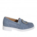Scarpa accollata da donna con elastici e accessorio in camoscio azzurro avio tacco 3 - Misure disponibili: 32, 35, 42, 45