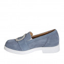 Scarpa accollata da donna con elastici e accessorio in camoscio azzurro avio tacco 3 - Misure disponibili: 32, 35, 42, 45