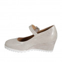 Escarpin pour femmes avec courroie et semelle amovible en daim beige laminé platine talon compensé 6 - Pointures disponibles:  42, 43, 44, 45, 46